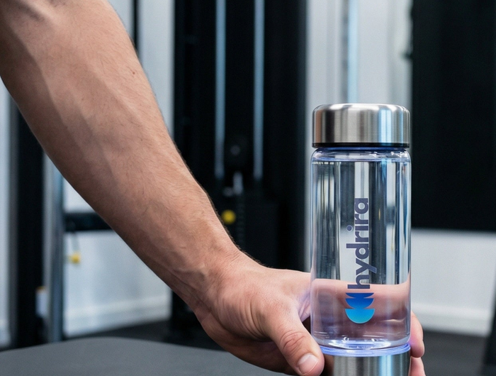 <h4><span style="text-decoration:underline"><em>Savremena hidratacija, sada i u Srbiji.</em></span></h4><h1>Osnaži svoju vodu.</h1><h5>Hydrira One donosi funkcionalnu hidrataciju za one koji traže više.</h5>